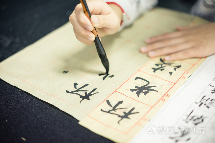 中国的孩子学会写汉字,书法是中国的传统文化