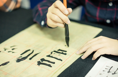 中国的孩子学会写汉字,书法是中国的传统文化照片