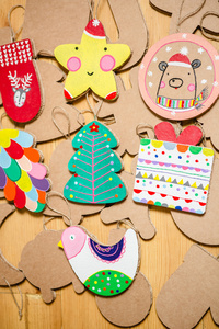 圣诞树或花环的纸板玩具。新年装饰品