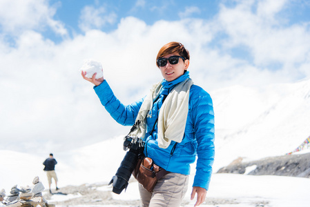 聪明的旅行者举行雪