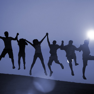 友情剪影朋友们嬉戏行走, 友情观照片