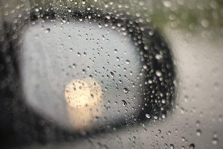 库存照片视图从汽车玻璃在汽车镜子在雨天