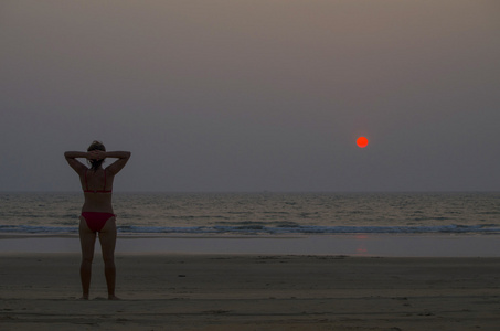 这个女孩在海边看日落