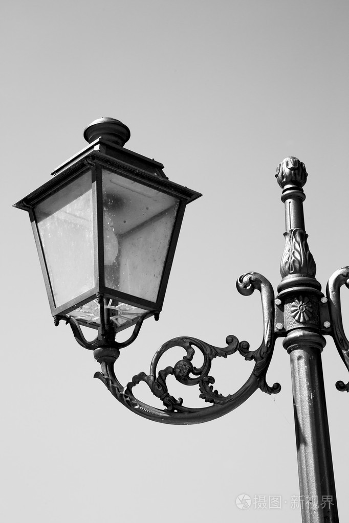 欧洲在天空中的意大利灯笼和抽象照明