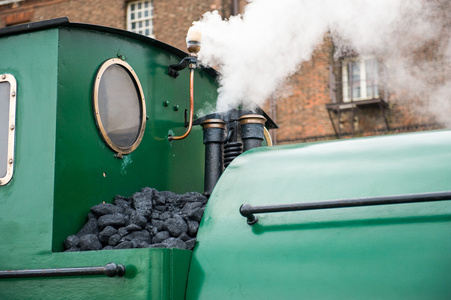 吹蒸汽火车汽笛的特写照片
