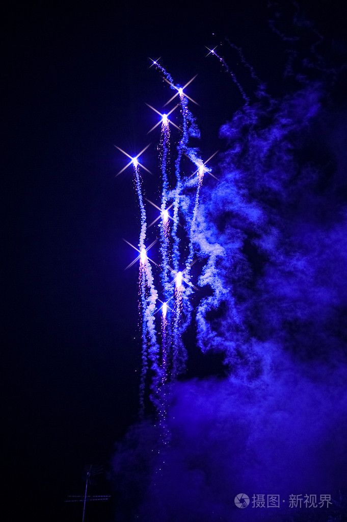 蓝色发光与烟花在晚上