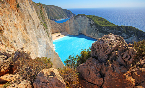 美丽的田园视图 Navagio 海滩沉船在希腊扎金索斯岛上