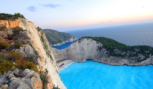 美丽的 Navagio 海滩沉船海滩在希腊扎金索斯岛上的视图