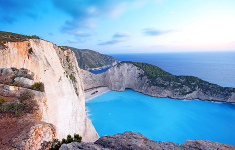 美丽的 Navagio 海滩沉船海滩在希腊扎金索斯岛上的视图