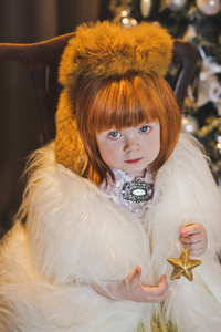 一个孩子在一件毛皮大衣，围着圣诞树 4547 的肖像