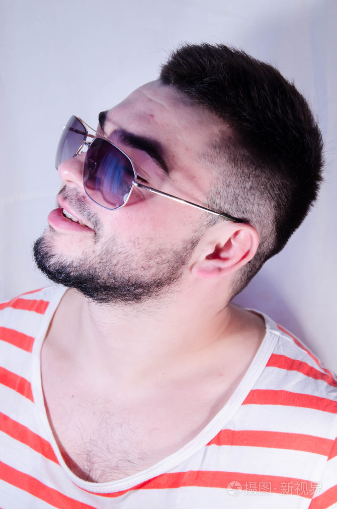 特写镜头的英俊严重男性刮情感的脸留着长胡子和车把胡子期待讲习班