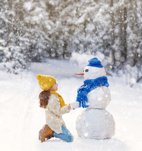 女孩玩堆雪人