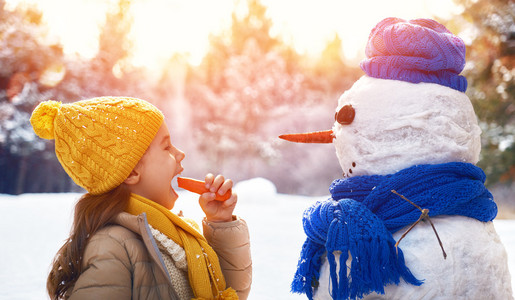 女孩玩堆雪人