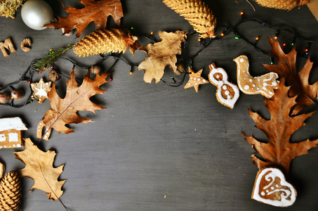 圣诞节背景与秋天的装饰木制黑板上叶树和饼干的分支