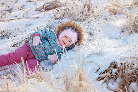 快乐宝贝女孩在雪上