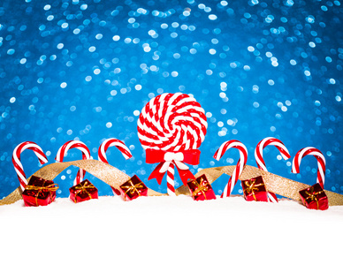 圣诞贺卡与装饰的小玩意和糖果
