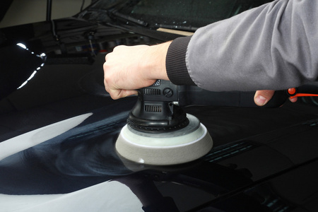 工人的汽车抛光照片