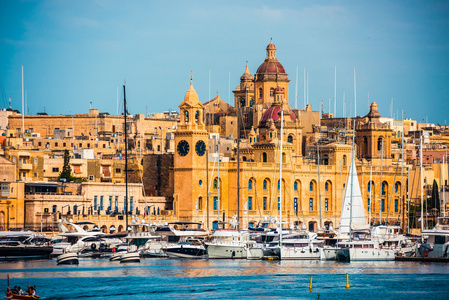 在 Birgu 上的视图和用小船港