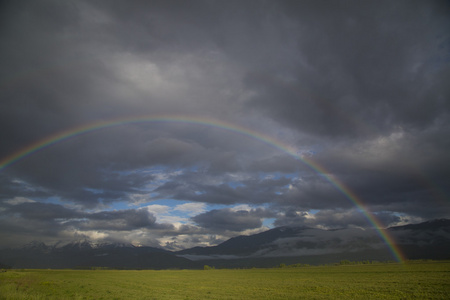 美丽的山山谷 rainb 干草场暴雨