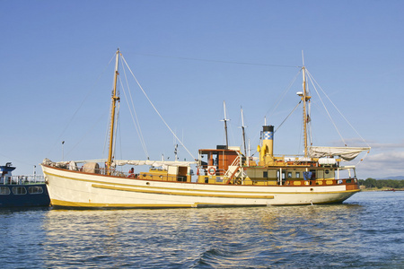 帆船和蒸汽船照片