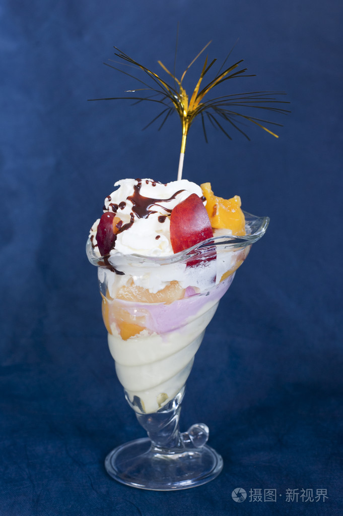 冰淇淋在杯子在蓝色背景