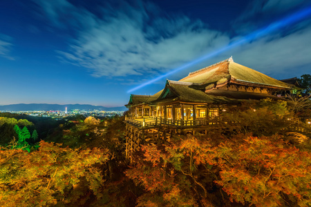 在清水德拉寺，京都，日本激光表演点亮