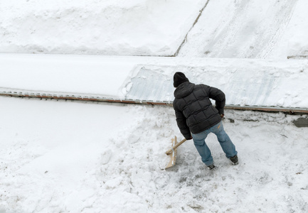 人清理积雪，顶视图