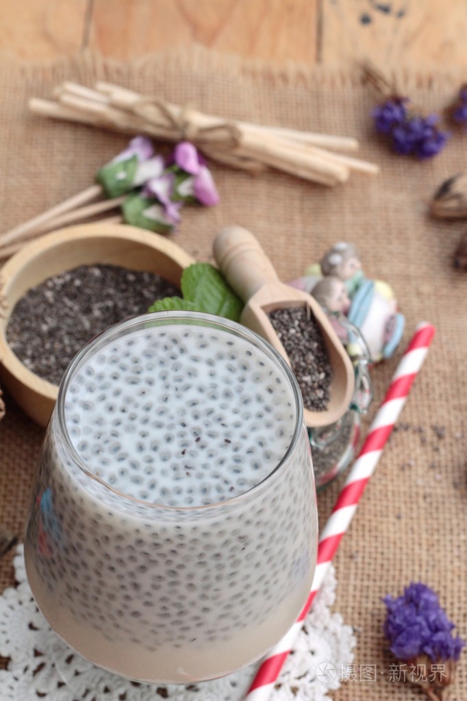 奇亚籽干燥和好吃的牛奶