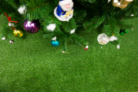 绿草背景与圣诞树和礼品盒