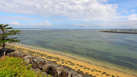 巴厘岛塞兰甘的海洋海滩和天空