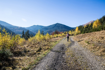 女人走在乌克兰喀尔巴阡山区