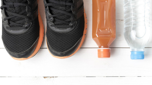 跑步鞋 饮用水和橙汁