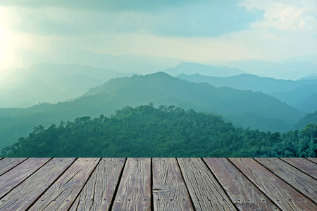大山风景木地板与烟雾缭绕大山小山风景背景照片