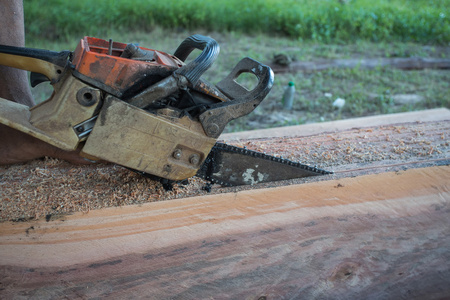 链锯切割木材