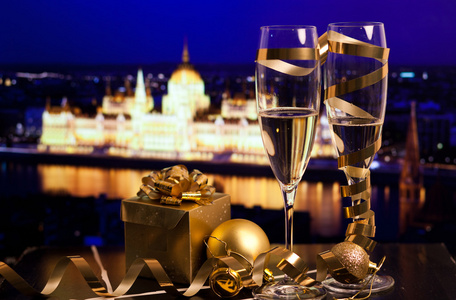 新的一年，在城市香槟的眼镜和城市的灯光背景
