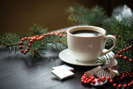 节日圣诞节静物与杯咖啡和巧克力