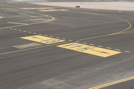机场跑道的鸟瞰图照片