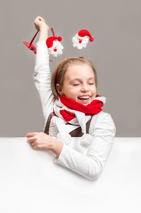 快乐的小女孩，在圣诞节的背景符号