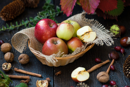 新鲜的苹果与秋天的落叶，木制的桌子上