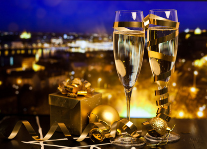 新的一年，在城市香槟的眼镜和城市的灯光背景