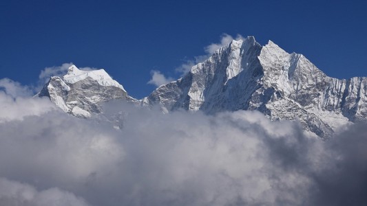 多云的日子，在喜马拉雅山，山塔姆塞尔古