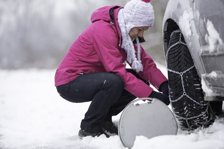 女人把雪链