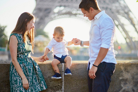 幸福的家庭，三个享受他们的假期在巴黎