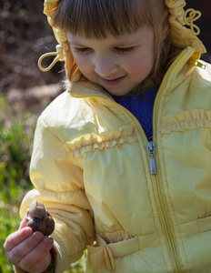 小女孩控股花园里的蜗牛图片