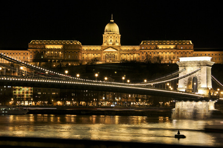 链桥 皇家宫殿和多瑙河河在晚上在布达佩斯，匈牙利