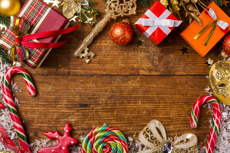 圣诞节背景与装饰品和礼品盒