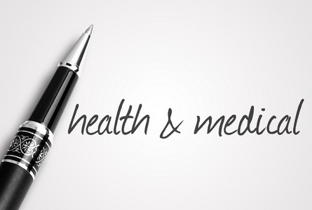 钢笔在白色的空白纸上写健康与医疗