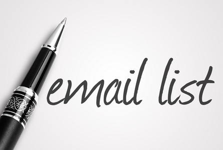 钢笔在白色的空白纸上写电子邮件名单