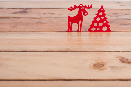 木制的桌子上的红色圣诞装饰。