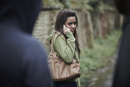 十几岁的女孩觉得有点害怕,因为她走路回家 照片